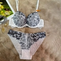 Sexy grijze luipaardprint lingerieset met wit bloemenkant, push-up beha en bijpassend broekje - 70B / Wit