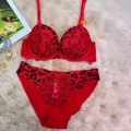 Lingerieset met rode luipaardprint beha en bijpassende slip op een zacht tapijt - 70B / Rood