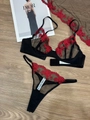 Détail de l'ensemble de lingerie en dentelle noire avec broderie florale rouge et perles - S / Rouge
