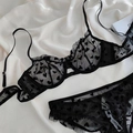 Dettaglio del reggiseno in rete nera con cuori floccati e bordi con volant - S / Nero Puro