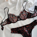 Dettaglio del set intimo in pizzo nero trasparente con stampe a cuore e bordi a volant - S / Cuore Rosso Nero