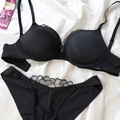 Ensemble de lingerie en dentelle noire avec soutien-gorge push-up sur soie blanche - 70B / Noir