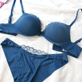 Ensemble lingerie bleu foncé avec bordure en dentelle festonnée sur soie blanche - 85C / Bleu