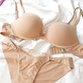 Détail d'un ensemble de lingerie en dentelle nude avec broderies et soie - 85C / Chair