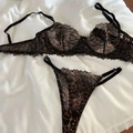 Dettaglio del set lingerie leopardato con pizzo ricamato nero e tulle sottile - M / Stampa leopardata