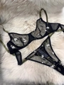 Détail d'ensemble de lingerie en maille noire avec broderie florale sur fausse fourrure - M / Noir
