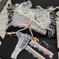 Dessous-Set aus hellblauem Netzspitzen-Karo mit Bralette, Tanga und Strapshaltern - S / Himmelblau