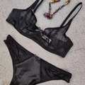 Zwarte kanten en satijnen lingerieset met borduurwerk en een klein strikje - S / Zwart