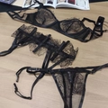 Dreiteiliges schwarzes Dessous-Set aus Spitze mit Stickereien und Strapshaltern - S / Oberteil und Unterteil / Schwarz
