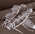 Dreiteiliges weißes Dessous-Set aus floraler Spitze mit transparentem Netzstoff - S / Oberteil und Unterteil / Weiß