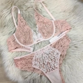 Roze en witte kant lingerie set met bloemenpatronen en transparante mesh details - S / Roze Nude