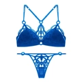 Vue détaillée d'un ensemble de lingerie en dentelle bleu saphir avec broderie ajourée - S / Bleu + String