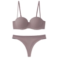 Détail d'un ensemble de lingerie sans couture mauve avec soutien-gorge demi-bonnet et thong - 70A / Violet + T-back