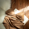 Set bikini e bralette a triangolo senza cuciture color caramello con finitura lucida - S / caffè
