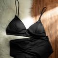 Completo intimo nero con reggiseno a triangolo e slip su tappeto di pelliccia bianca - S / Nero