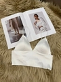Dettaglio del bralette in raso bianco con spalline sottili e lucentezza della seta pura - S / Bianco