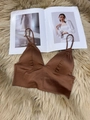 Dettaglio di un reggiseno in raso marrone senza ferretto con spalline sottili eleganti - S / caffè