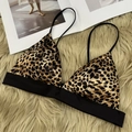 Reggiseno a triangolo con stampa leopardata e spalline sottili su sfondo morbido - S / Stampa leopardata