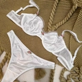 Ensemble de lingerie en satin blanc et dentelle avec roses 3D sur fond tricoté - S / Blanc