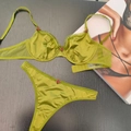 Ensemble de lingerie en soie vert olive avec roses rouges sur fond de bois sombre - S / vert olive