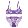 Détail d'un ensemble de lingerie en dentelle violette avec motifs floraux et soutien-gorge - 70B / Violet