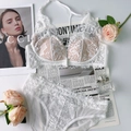 Flachliegendes Set aus weißer Spitzenunterwäsche mit Blumenmuster und Triangel-Cups - S / Weiß