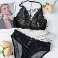 Detailliertes Flatlay-Set aus schwarzer Spitzenunterwäsche mit floraler Stickerei - S / Schwarz