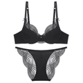 Platte weergave van een zwarte Franse lingerie set met kant en kleine strikjes - 70A / Top En Broek / Zwart