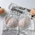 Dettaglio del pizzo floreale su un reggiseno francese bianco senza ferretto con spalline - S / Top Bianco