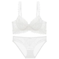 Detail eines weißen französischen Spitzen-Dessous-Sets mit floraler Stickerei und Schleife - 70A / Weiß