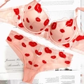 Set lingerie rosa nudo con ricamo labbra rosse e pizzo, incluso reggiseno e mutandine abbinate - 75B / Rosa