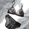 Conjunto de sujetador de encaje francés con bordado de corazón en fondo de seda - 70B / Top Y Pantalón / Negro