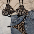 Französisches Dessous-Set mit Leopardenmuster, Strass-Details und dünnen Trägern - Gelber Leopard