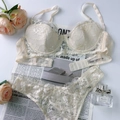 Set di lingerie in pizzo crema con rose e atmosfera romantica in stile francese - M / Bianco Sporco