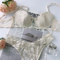 Detalle de bordado floral en conjunto de lencería de encaje crema con rosa y perfume - S / Blanco Roto