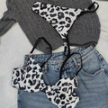 Leopardenmuster-Dessous-Set flach liegend auf Denim- und Strickhintergrund präsentiert - Weißer Leopard
