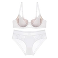 Conjunto de lencería de encaje blanco con bordados florales y detalles de malla - 75B / Top Y Pantalón / Blanco