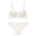 Detailansicht des nahtlosen weißen Dessous-Sets mit Schnürungen und goldenen Metallakzenten - 75B / Weiß