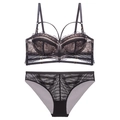 Elegantes schwarzes Spitzen-Dessous-Set mit Blumenmuster und Riemchen-Details auf weiß - 75B / Schwarz