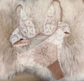 Dessous-Set aus weißer floraler Spitze mit Bügel-BH und passendem Slip auf Plüschhintergrund - S / Beige