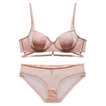Detailoverzicht van roze kanten lingerieset met beugelbeha en bijpassende mesh slip - 70A / Boven- En Onderstuk / Roze