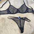 Détail d'un ensemble de lingerie en dentelle noire avec nœuds bleus sur tapis blanc doux - S / Haut Et Bas / Noir