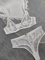 Dettaglio del set reggiseno in pizzo bianco con anelli metallici dorati e tessuto velato - S / Bianco