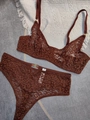 Dettaglio del set di lingerie in pizzo marrone rossastro con reggiseno con ferretto - S / caffè