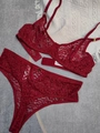 Dettaglio reggiseno in pizzo rosso vino con chiusura in metallo dorato e ricamo - S / Borgogna