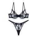Détail d'un ensemble soutien-gorge et string en dentelle noire avec broderie de roses - XL / Ensemble Zirconium Noir