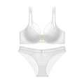 Dettaglio del set di lingerie in pizzo bianco con ciondolo dorato e rete a righe - 75B / Bianco