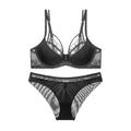 Dettaglio di un set di lingerie in pizzo nero con tessuto a rete e ciondolo in metallo - 75B / Nero