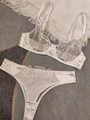 Flachbild von cremefarbenem Spitzen-Lingerie-Set mit Polka-Dot-Stickerei und Satin - S / Weiß