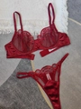 Détails de l'ensemble de lingerie en dentelle rouge foncé avec broderie et satin chic - S / Rouge